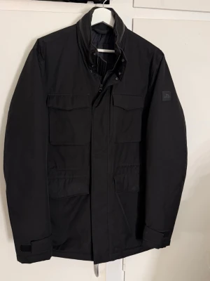 J.Lindeberg jacka - Säljer nu en svart J.Lindeberg jacka i ett otroligt bra skick. Storleken är L. Riktigt snygg och eftertraktad!! Hör av er vid frågor😊