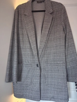 Rutigt svartvit kavaj från H&M - Rutig kavaj från H&M, i nytt skick och har endast ett fåtal gånger. 😊
