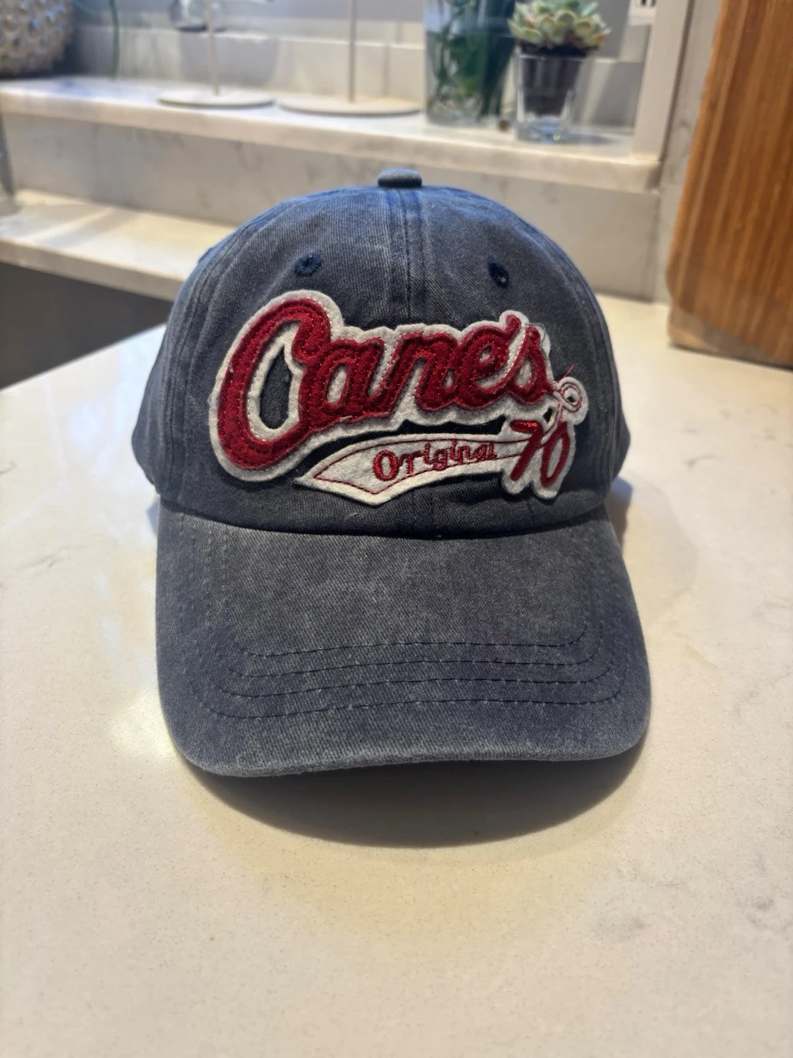 Mörkblå Cane's keps med brodyr