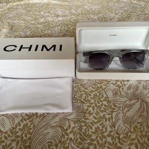  CHIMI 02 grey - Snygga solglasögon från CHIMI i modell 02.   Dem är i nyskick och bara använda någon enstaka gång. Allt og följer med. Vid frågor och funderingar är de bara att höra av sig. Inga byten!!!