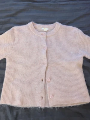 Ljusrosa stickad kofta med knappar - Den e storlek 146-152 men det är som Xs ni kan söka upp det om ni känner er osäkra, postar snabbt❣️