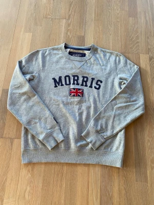 Morris sweatshirt  - Stilig grå sweatshirt från Morris i riktigt bra skick! Storleken är S. Hör av er om ni har några frågor!