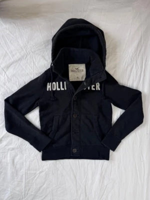 Svart kofta från Hollister - Säljer nu en Svart Hollister Kofta👕                                                              Storlek: M, Skick: 9/10, Skriv vid minsta fråga, Fraktar alltid inom 24h efter köp📦