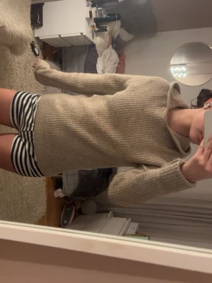 Beige stickad hoodie - Mysig beige stickad hoodie med en stor huva. Tar emot prisförslag!! Skriv för fler bilder🥰