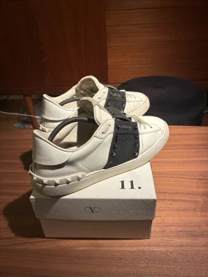 Valentino Garavani Rockstud Untitled  - Fint skick med viss slitning (se bilderna)   Tre av spikarna saknas därav de billiga priset   Köpta för 650 euro från Farfetch.com  Skriv för frågor Elle prisförslag  