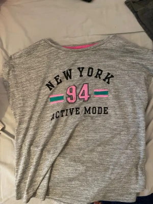 Sporttröja - Träningst-shirt från H&M. Strechtigt tyg, 100% polyester. 