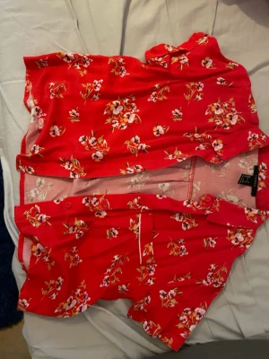 Blommig skjorta - Rödblommig kortärmad skjorta från Forever 21. Storlek S.