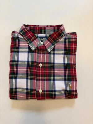 Ralph lauren flannel skjorta - Vinröd Polo Ralph Lauren flannel skjorta slim fit //  Mycket bra skick //  Storlek L // Skriv vid minsta fråga eller fundering🤝