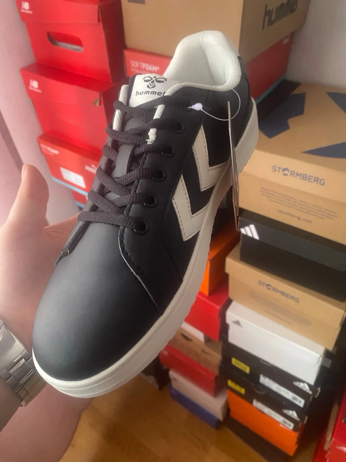 Svarta Hummel sneakers med vita detaljer - 1