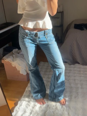 Lågmidjade jeans - Jätte snygga unika Lågmidjad jeans från pepe jeans🤍 strl 28/32!! Jag är ca 164 cm Midja rakt över ca 40cm!!