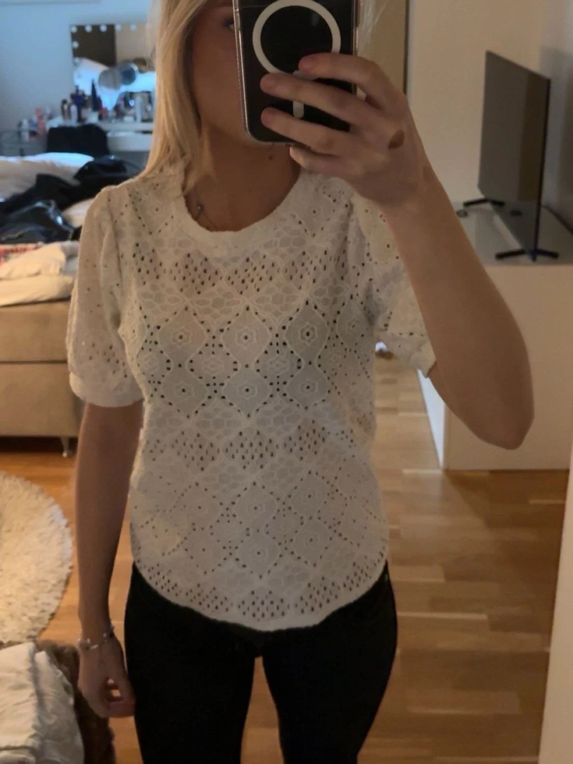 VitTestickad blus med puffärm