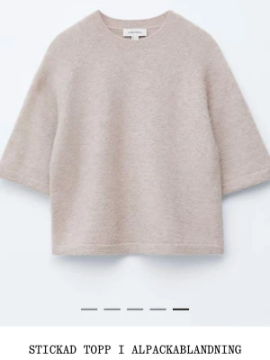Beige stickad topp i alpackablandning - Stickad trekvartsärmad tröja i alpackablandning💘Använd sparsamt, nypris 790kr💓