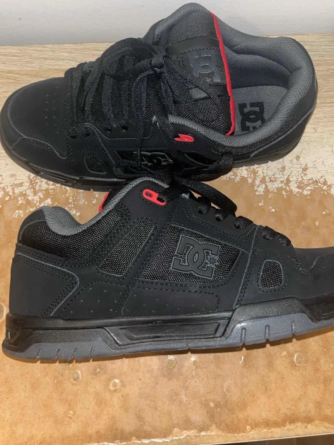 Svarta DC sneakers med röda detaljer - 2