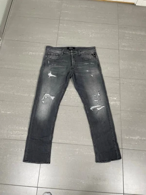 Replay Jeans  - Säljer nu dessa Replay Jeans med snygga slitningar och tvätt i populär design, skriv för fler bilder/frågor🙌🏼