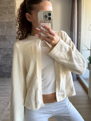 Krämvit cardigan med rund hals - En enkel och stilren krämvit cardigan med rund hals och långa ärmar. 💕