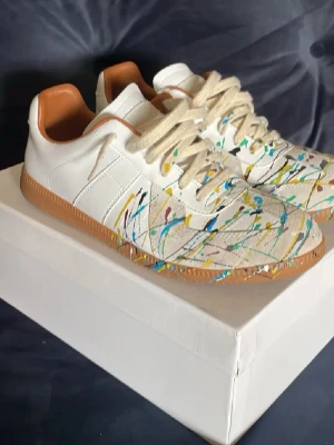 Masion margiela  - Masion margiela gats i storlek 42 helt nya aldrig använda utomhus. Säljer pågrund av att de inte är i min stil längre och mina föräldrar köpte i födelsedagspresent. 