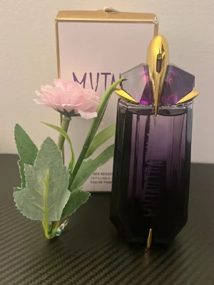 Alien Eau de Parfum från Mugler - Alien Eau de Parfum från Mugler med en unik lila flaska och gulddetaljer. 🍇💜