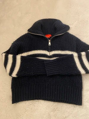 Mörkblå stickad tröja med dragkedja - Snygg stickad tröja 