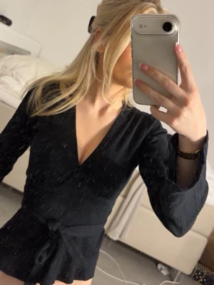 Gina tricot tröja  - Söt tröja från Gina tricot som man kan knyta fram eller bak i midjan. Strl XS