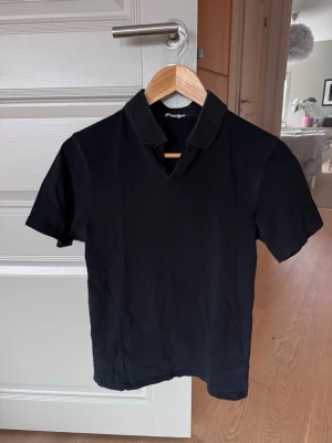 Svart kortärmad T-shirt piké Filippa K - Svart kortärmad T-shirt piké från Filippa K.