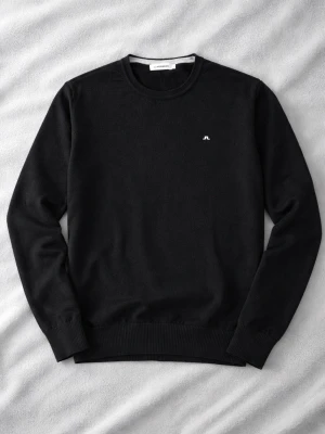 Svart merinoull tröja från J.Lindeberg - Använd 1 gång. 100% merinoull. Tight modell kan även passa S.