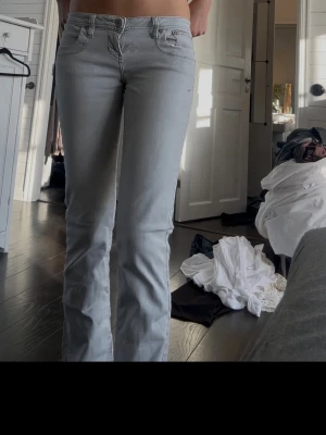 Ljusgrå raka jeans - Säljer ett par ljusgrå jeans med rak / bootcut passform och klassiska fem fickor. Jeansen har normal midja och subtila sömdetaljer på bakfickorna. Perfekta för en clean och stilren look. Från Ltb i modell valerie, storlek w 28 l 34