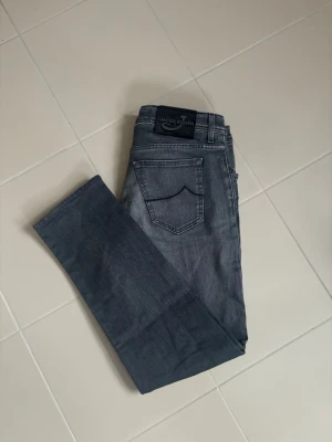 Jacob Cohen jeans w32 - Svinsnygga populära och trendiga grå Jacob Cohen jeans i w32 säljes. 42 cm breda och 99 cm total längd. Absolut Toppenskick och perfekt passform. Inga hål eller fläckar i grymt skick! Nypris på 7000 och passar till allt!