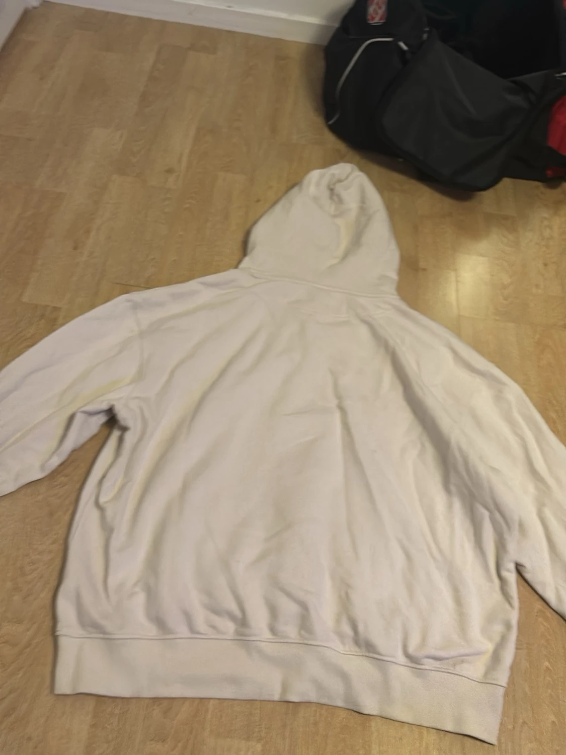 Beige hoodie med huva och ficka - 1