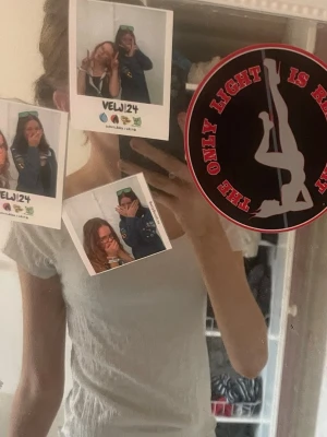 Vit offshoulder topp i ribbad bomull - Säljer en söt vit offshoulder topp i ribbad bomull. Toppen har en croppad passform och är perfekt för varma dagar. Den är enkel men ändå trendig och passar till många olika outfits.