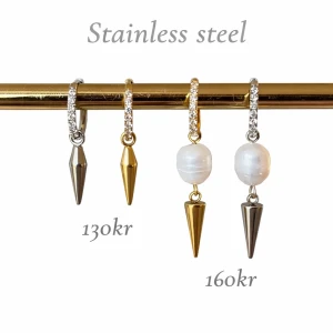 Örhängen i stål med pärlor och strass - Par 