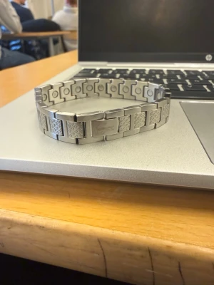 Lacoste länk - Säljer åt en kompis. Den är knappt använd