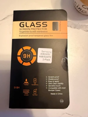 GLASS skärmskydd till Samsung 2-pack - Säljer ett 2-pack härdat glas skärmskydd till Samsung A36/A55/A56/S24FE. Skyddet är genomskinligt och har 9H hårdhet, oleofobisk beläggning och känslig touch. Passar med de flesta bumper-fodral och är lätt att applicera.