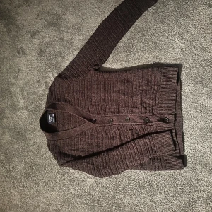 Cardigan/Kofta Xs - Brun Stickad Abercrombie & Fitch Cardigan/kofta. Säljer då det inte var nogot för mig. Aldrig använd!