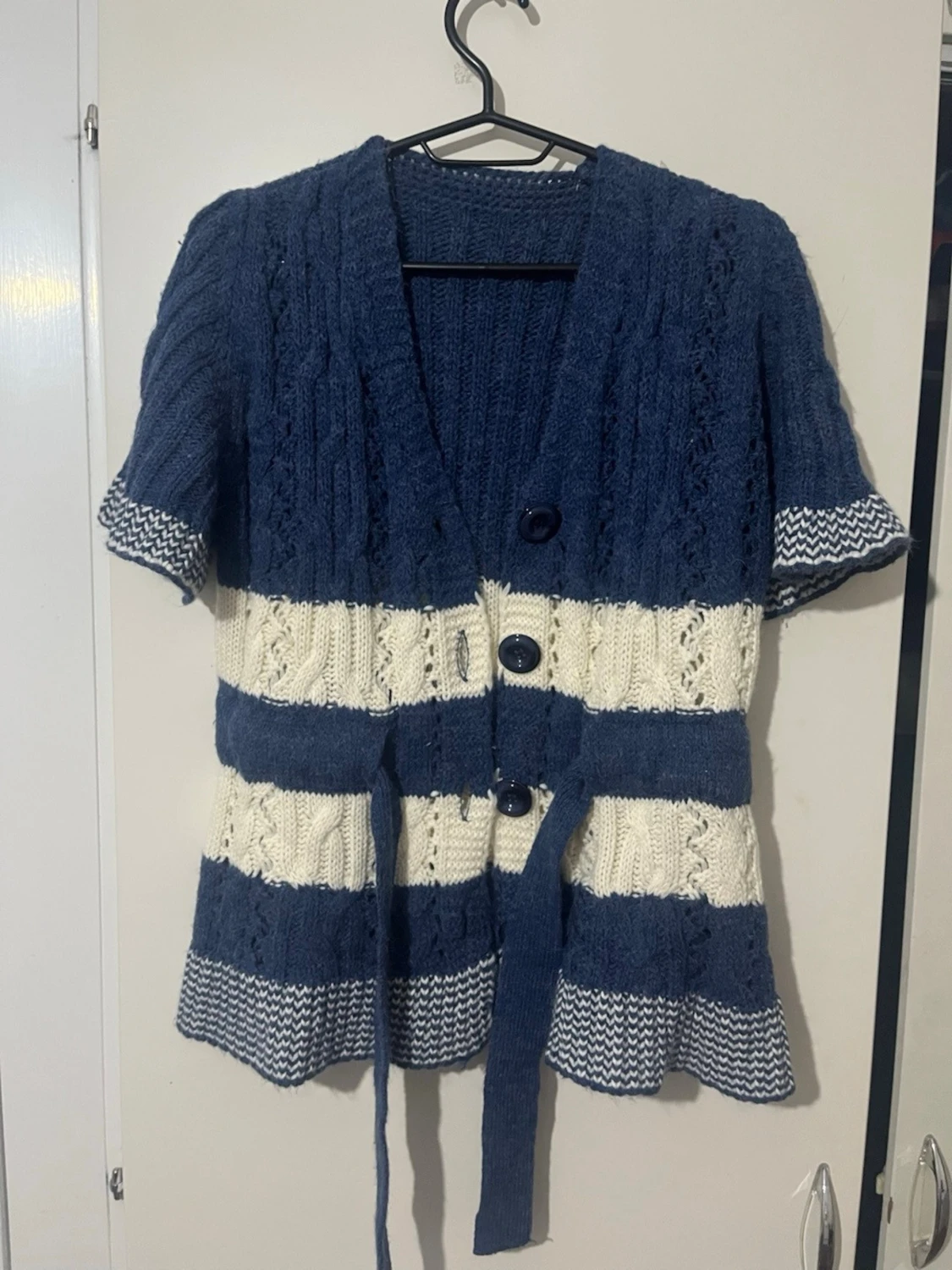 Blåvit stickad kofta med knappar och bälte