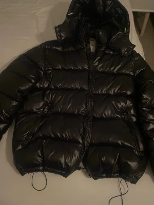 Svart dunjacka från Moncler - Moncler påsen kommer med. Storlek S men känns som M