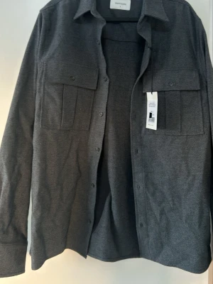 Mörkgrå overshirt från Brothers - Overshirt från Brothers. Nypris 1200kr. Aldrig använd, prislapp finns kvar. 