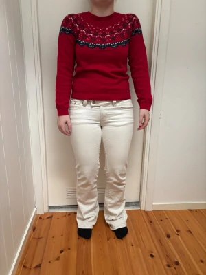 jultröja röd - en röd stickad tröja till julen med detaljer, STORLEK 158/164