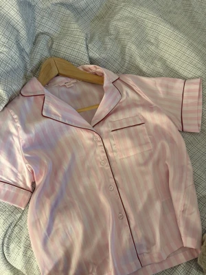 Gina tricot pyjamas tröja  - Pyjamas skorta i storlek xs 14+. Köpte i ett set med byxor men tröjan var för liten, endast testad en gång 🥰köpt för 350kr❤️