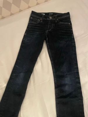 Jack and jones jeans - Super snygga jack and jones jeans i storlek 27/30. Modellen är ”glenn” och är därmed slim fit. Pris kan diskuteras vid snabb affär. Skriv alla frågor!😃