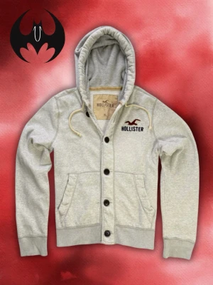 Vit hoodie cardigan Hollister (Sällsynt) - Sällsynt Vit hoodie cardigan | fint skick, små gula fläckar i vänster arm | Size XL /L | Längd: 70cm Armlängd: 69cm Axelbredd: 48cm | Modell 178cm, 60kg | Lägg endast bud med avsikt att köpa, inga fördröjning!