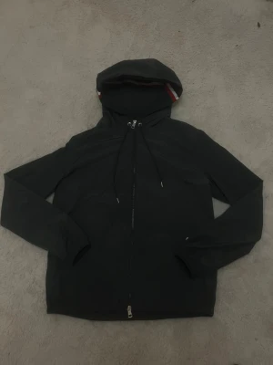 Moncler Windbreaker - Säljer Moncler windbreaker i grå, storlek S. Lätt, stilren och perfekt för vår/sommar.  ✅ Bra skick ✅ 100 % original ✅ Praktisk & exklusiv  📩 Skriv vid frågor eller fler bilder.