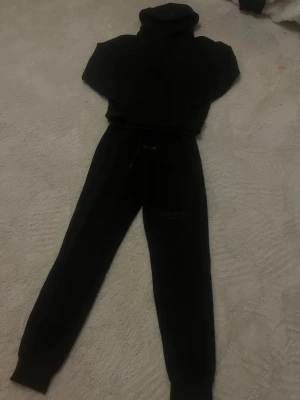 Essentials Tracksuit - Hypead tracksuit från Fear of God Essentials med tryck på backsidan. Mjuk passform och minimalistisk design. Säljs i fint skick.