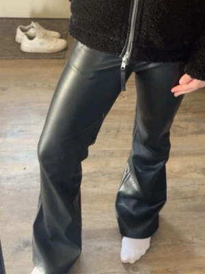 Svarta lågmidjade skinnbyxor - jättesnygga men kommer tyvärr inte till användning 