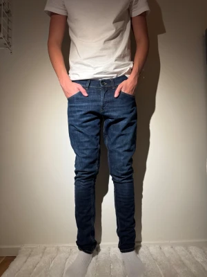 Dondup George jeans  - Jeans från dondup, modell George. Snygg mörkblå färg och jeansen är i riktigt bra skick, jag på bilden är 185 ungefär.