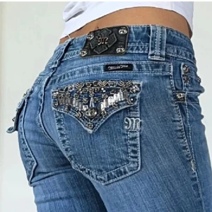 Miss Me bootcut jeans  - Vintage Miss Me i äldre modell, låg midja & bootcut midjemått 78 cm & innerbenslängd 85 cm De är också strechinga.💕