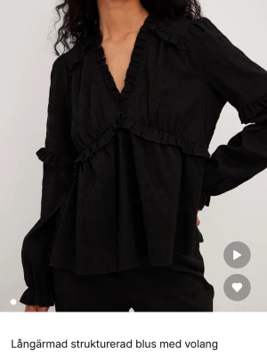 Svart blus - Jättefin volang blus från NA-KD.
