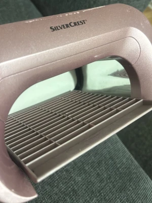 SilverCrest UV-lampa för naglar - UV-lampa från SilverCrest i metallic rosa färg, perfekt för att härda gel- och akrylnaglar. Säljer pågrund av att jag slutat göra naglar , skick 7/10