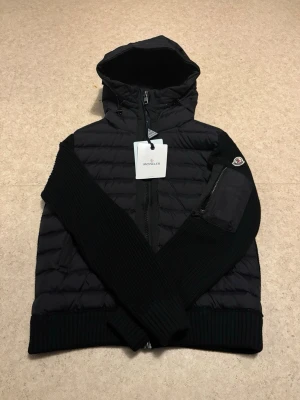 Svart Moncler pufferjacka med huva - Svart Moncler pufferjacka med huva Storlek S, sitter slim Mycket bra skick, inga hål eller fläckar äkta,   
