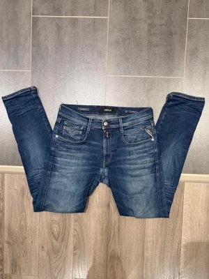 Replay Anbass Hyperflex Jeans - Säljer dessa jävligt snygga hyperflex Anbass replay jeansen i storlek 31/32. Passar perfekt året runt, dock har jag lagat under greven hos skräddaren så har inga hål eller skador längre. Skriv gärna vid intresse!