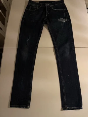 Dondup George Jeans - Dondup Geroge Jeans, säljer dessa jeans skor i bra skick till ett svårslaget pris! Nypris: 3800, vårt pris: 899 kr. Vi skickar alltid samma dag som beställning är gjord! Vid frågor hör av dig i dm.